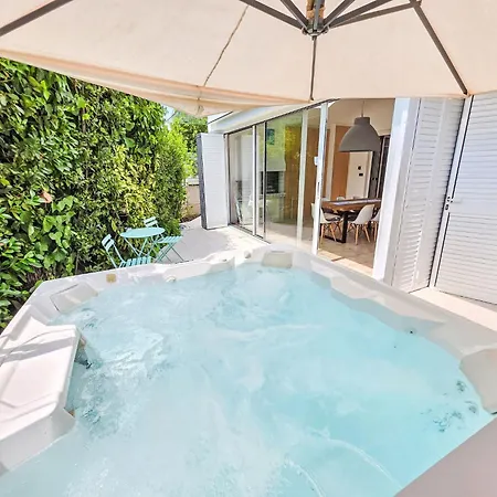 펜션 Mit Jacuzzi In By Interhome 자드라보노