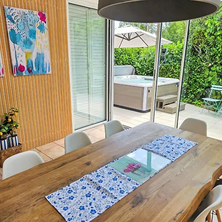 펜션 Mit Jacuzzi In By Interhome
