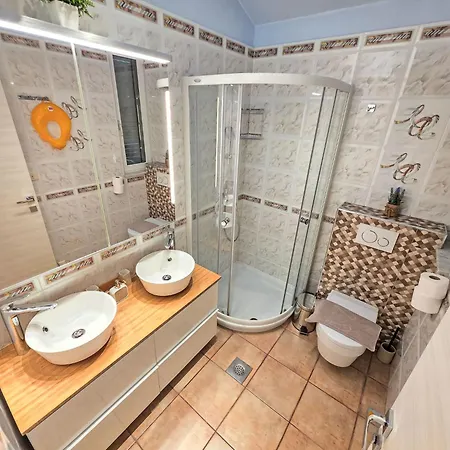 펜션 Mit Jacuzzi In By Interhome
