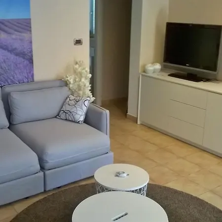 Mit Jacuzzi In By Interhome 펜션 자드라보노